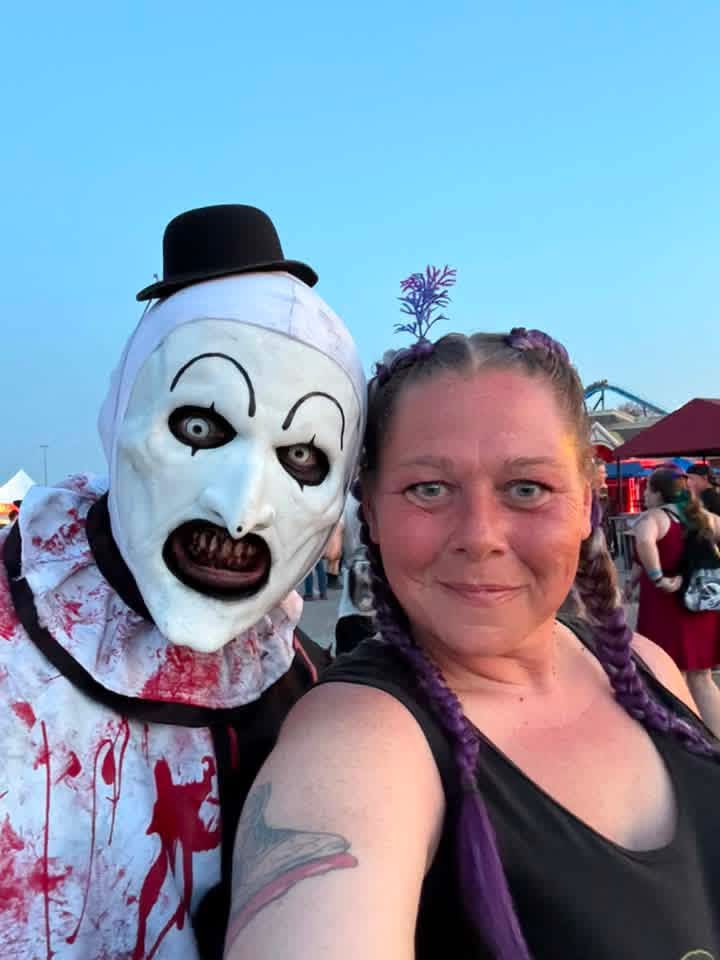 Blue-hour selfie: Art the Clown with a fan with purple braids