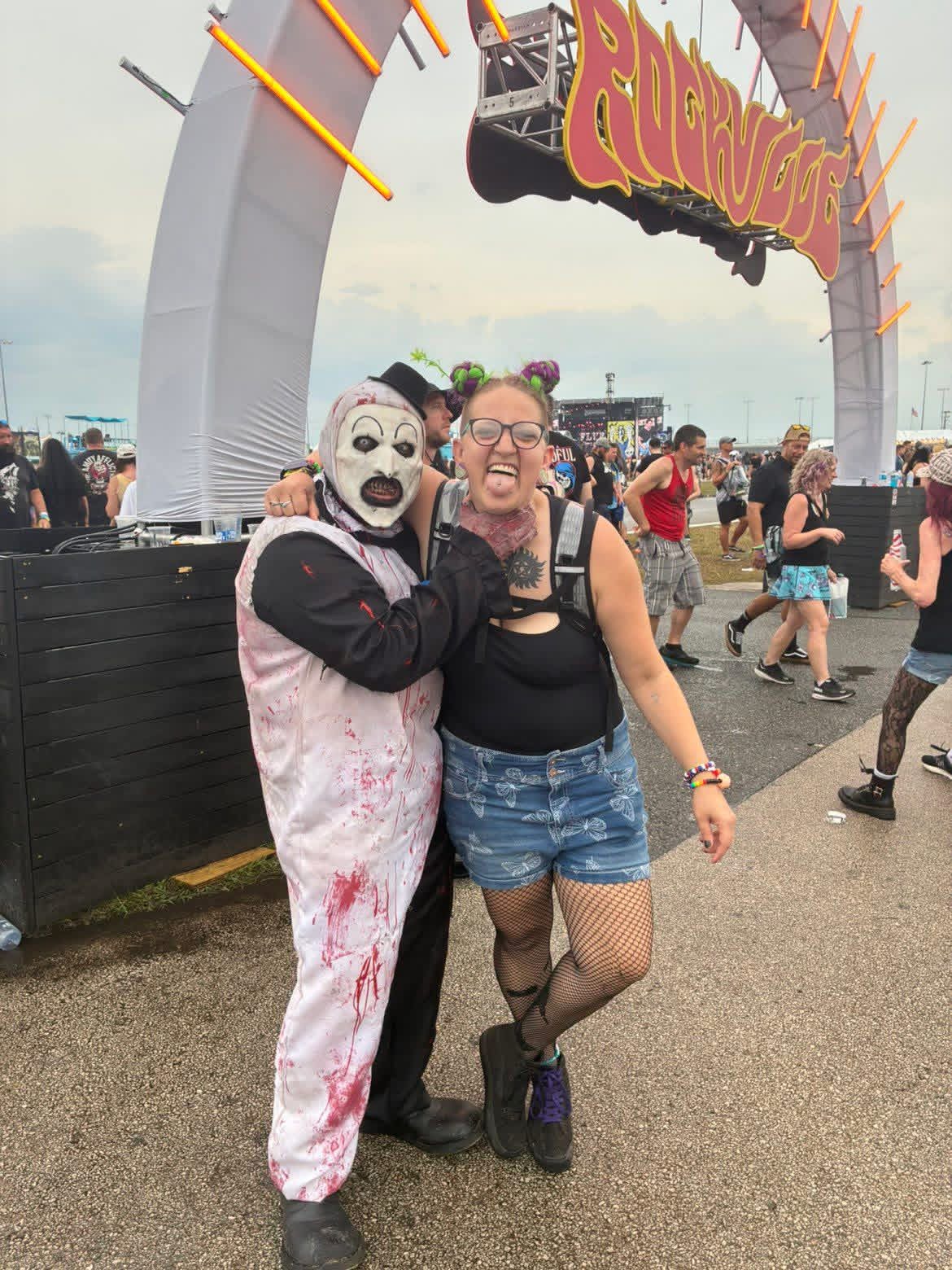 Art the Clown with a fan under the Rockville arch